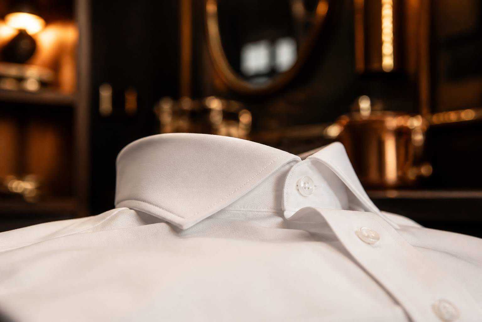 Col et tissu d'une chemise blanche aux coutures nettes