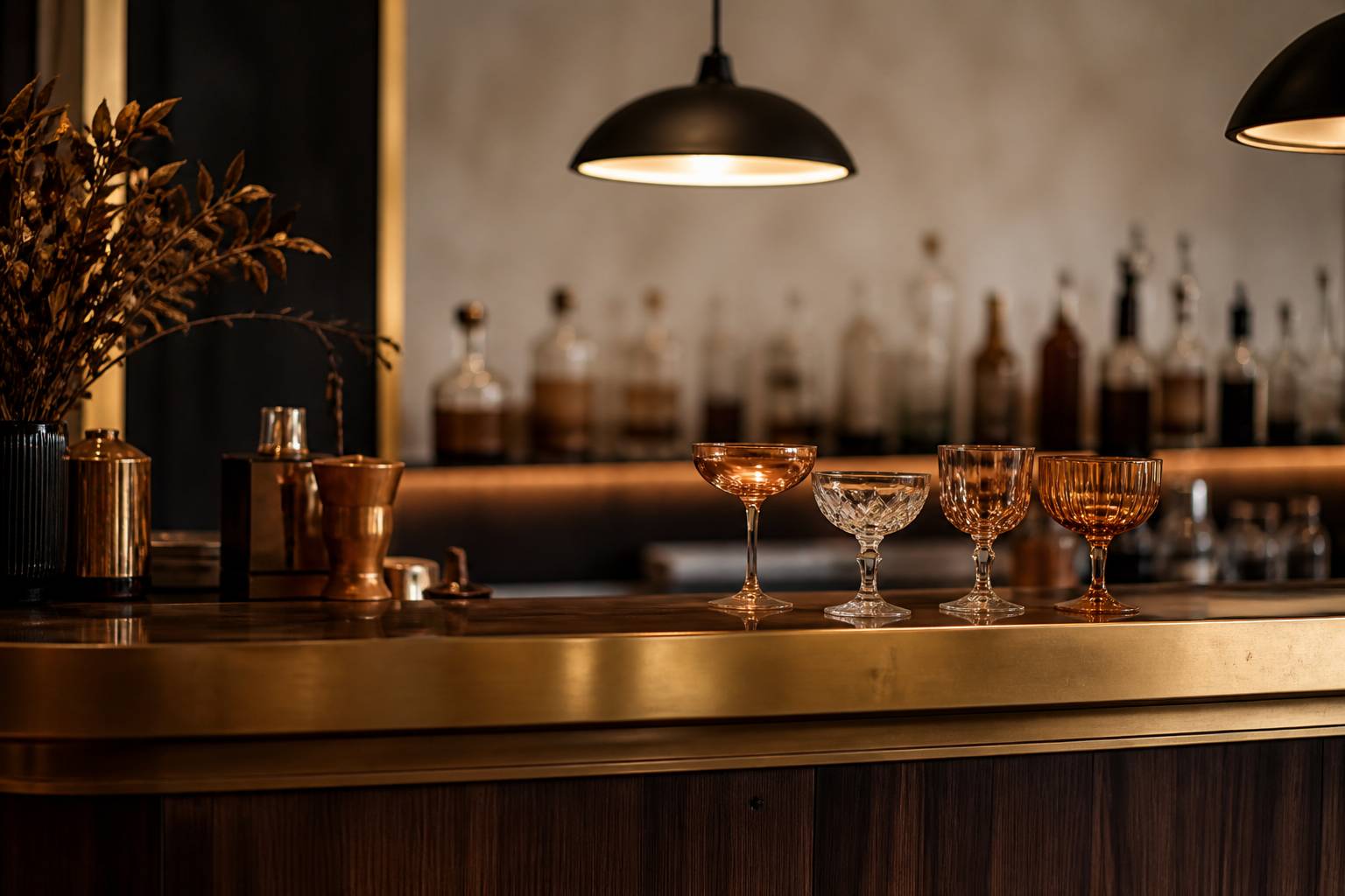 Comptoir d'un bar chic avec des verres et une lumière chaude tamisée