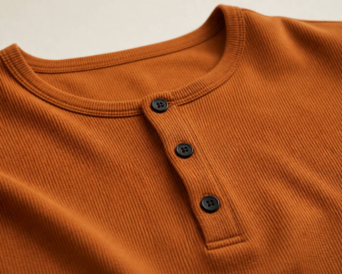 Détail de la patte de boutonnage d'un henley avec trois boutons