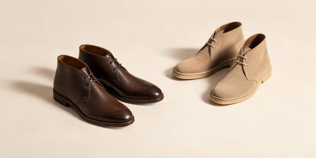 Chukka boots en cuir et desert boots en daim côte à côte sur fond clair